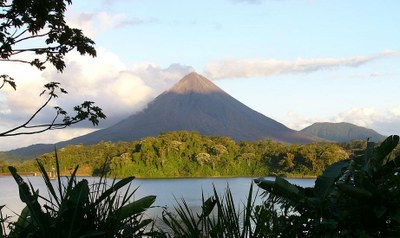 Le lac et le volcan Arenal dans la foret tropicale de Alajuela, Costa Rica